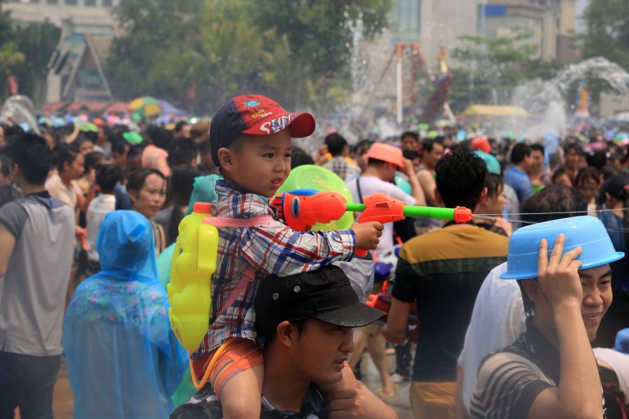 数万人共庆中国云南西双版纳泼水节 场面壮观(组图)