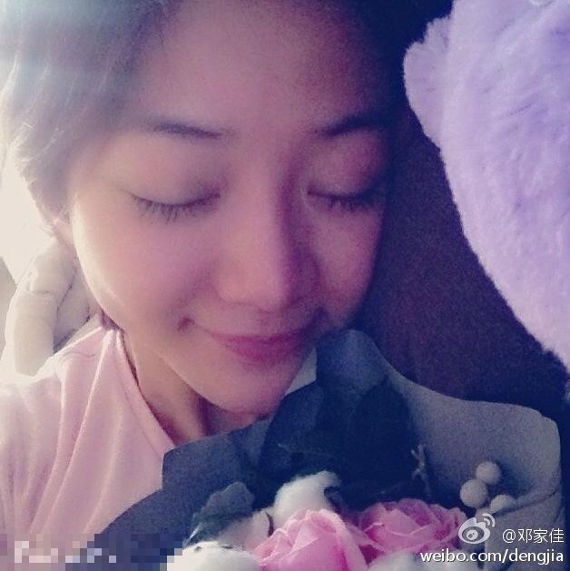 邓家佳闭眼自拍