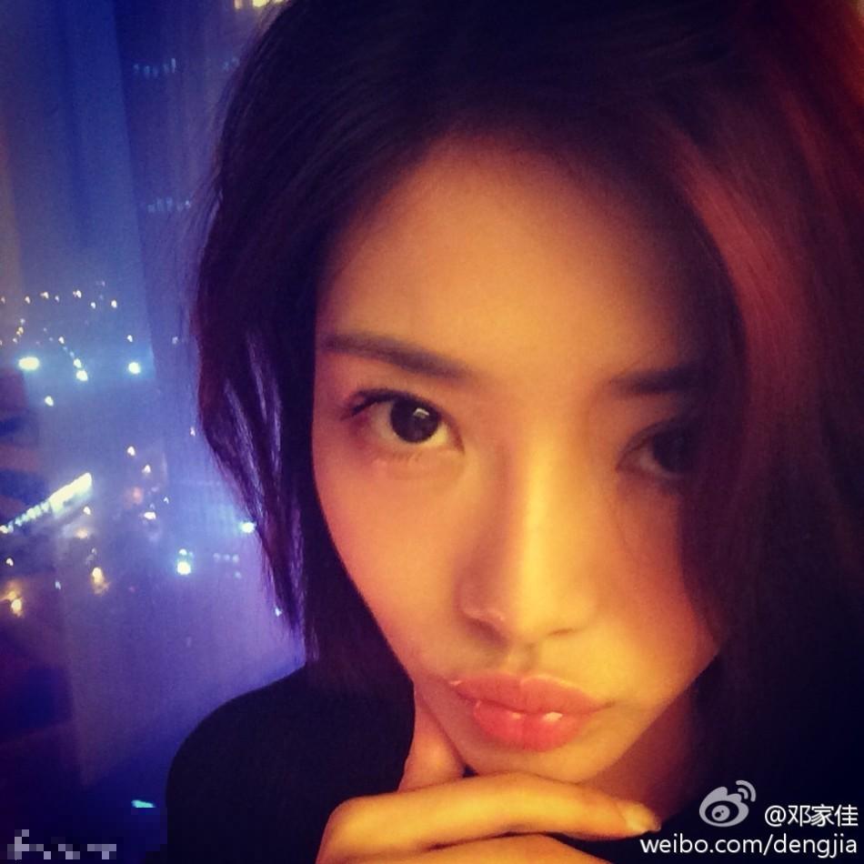 邓家佳出道被认为撞脸李小璐