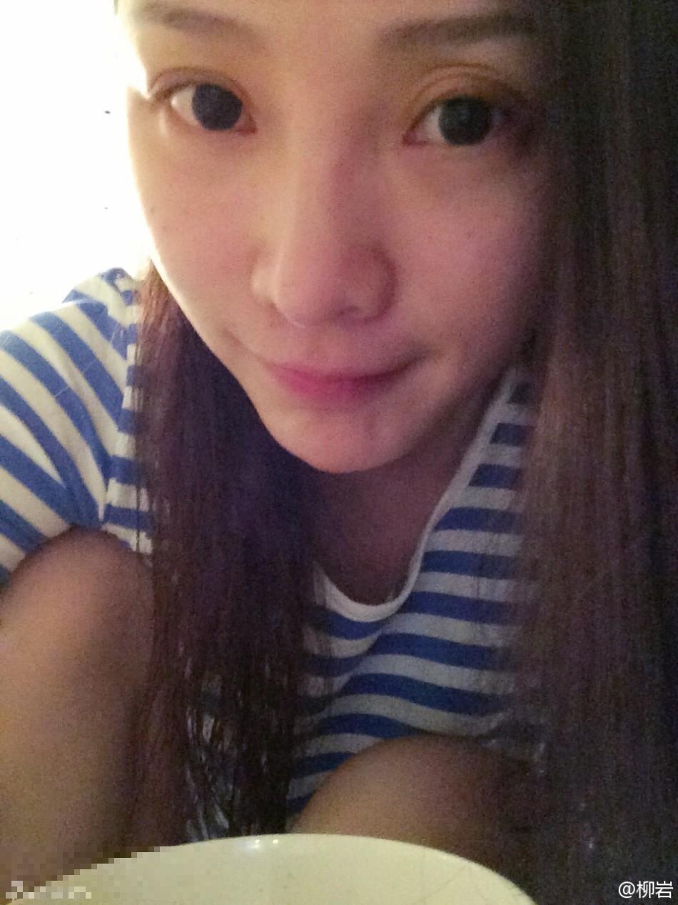 柳岩自拍撞脸李小璐