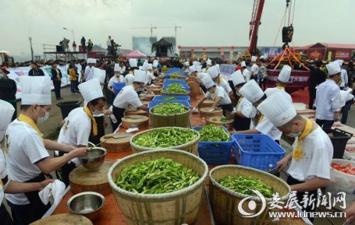 厨师们正在准备青椒炒肉的原材料