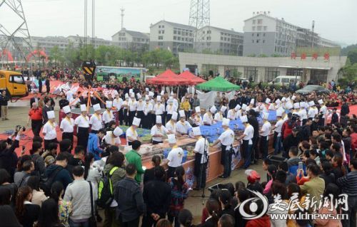 图为厨师正在制作湖南的家常名菜---辣椒炒肉