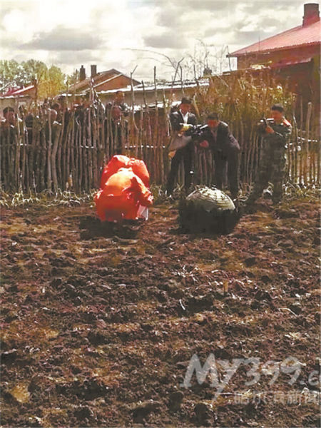 有关部门勘查坠落现场。网友提供