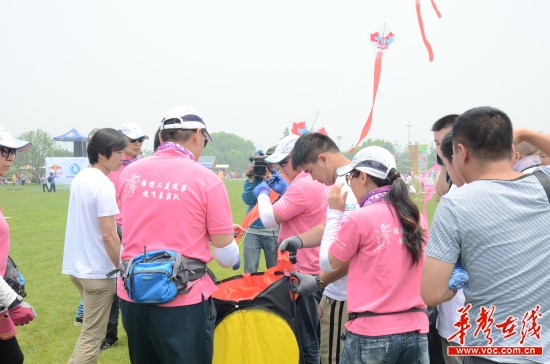 5千米长风筝橘州放飞 奈何风不给力定格1500