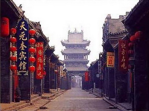 长裕川晋商茶庄博物馆 渠家著名的老字号之一,最具代表晋商茶文化。长裕川茶庄位于山西省祁县段家巷北口的长裕川大院内。长裕川是明末清初祁县四大财东中首屈一指的渠家著名的老字号之一,也是晋商中开设时间长、规模大的茶庄之一。该院三面临街,院墙高耸,俨然一座城堡。四个院子共有房屋六十六间,占地面积二千二百多平方米。