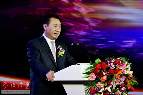  资料图片：2011年11月29日，万达集团董事长王健林在万达集团与美国舞台艺术制作公司富兰克·德贡公司签约仪式上讲话。新华社发（蔡啸天 摄） 