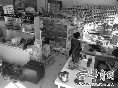 5日上午被砸的货物现在还未收拾完 本组图片由本报记者 祁铭 摄