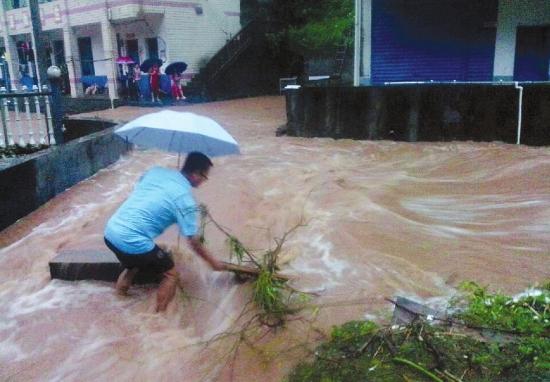 怀化辰溪暴雨学校成孤岛学生被安全转移