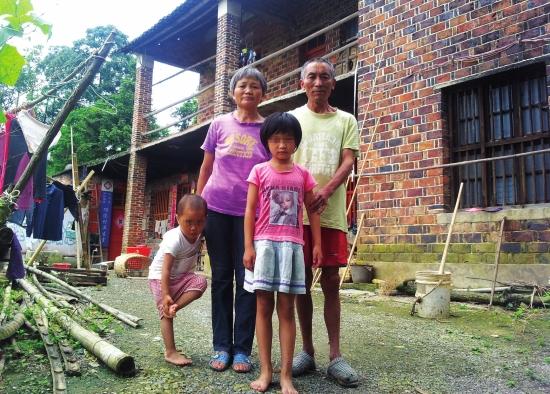 留守儿童闷死柜中续:村内一半年轻父母外出打工