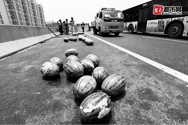 运瓜货车高速路上侧翻:有人主动救人 有人趁乱抢瓜