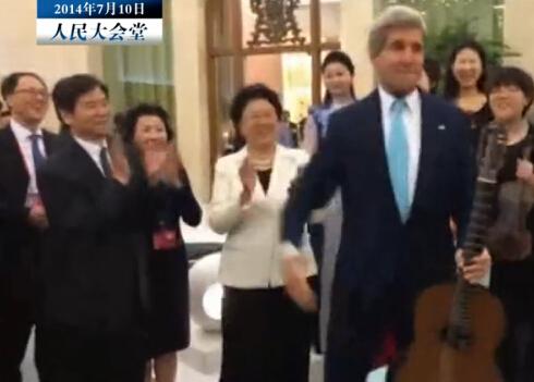 美国国务卿克里为国务委员刘延东等人弹吉他