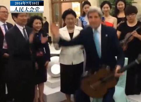 美国国务卿克里为国务委员刘延东等人弹吉他