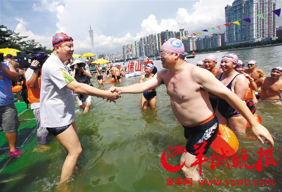 佛山市代市长鲁毅（右）游上了岸，陈建华笑着步入及膝的水，与鲁毅亲切握手