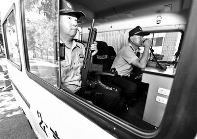 北京武装巡逻车训练“防抢枪”实战模拟繁华街区