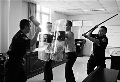 北京武装巡逻车训练“防抢枪”实战模拟繁华街区