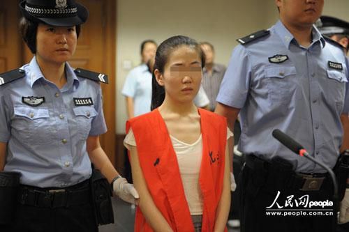 被告人李某在法庭上。李佳摄影