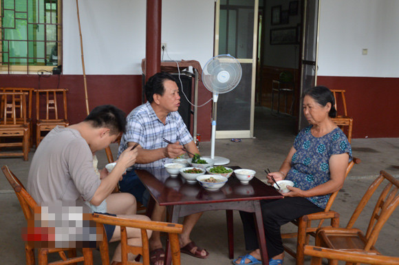 张晚魁[右]就土地租金问题,与银峰茶业董事长熊鼎新交涉.