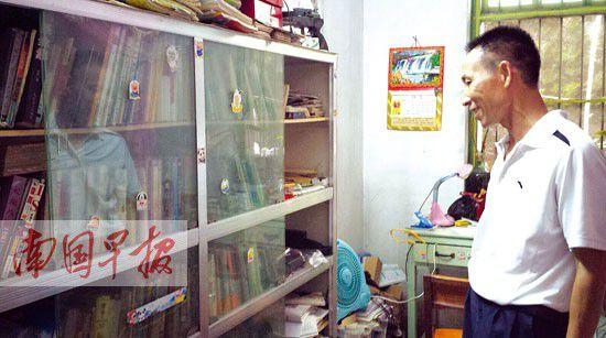 吴善柳的父亲说,书柜里的书都是儿子自己花钱买的,里面有不少关于清华大学的书籍。