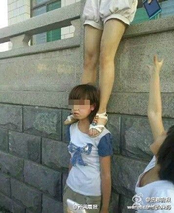 初中女生被扒光上衣遭群殴