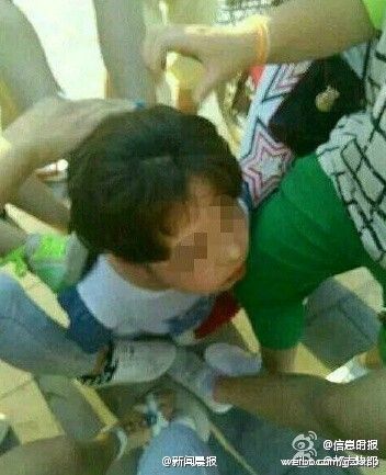 初中女生被扒光上衣遭群殴