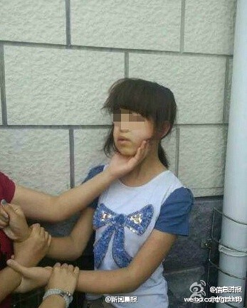 初中女生被扒光上衣遭群殴
