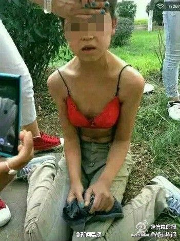 女生被扒光遭群殴 因支持偶像不同惨遭踩头勒脖