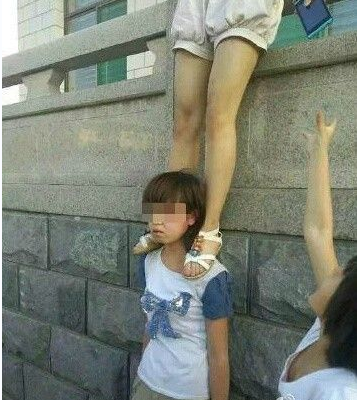 疑似有不同韩国偶像 一女生被扒光上衣遭群殴