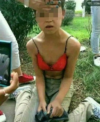 疑似有不同韩国偶像 一女生被扒光上衣遭群殴