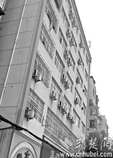 5岁男孩头部被卡5楼防盗网 “托举哥”窗外救人