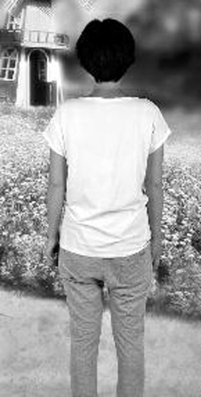 2012年,偷了时任贵州省交通厅厅长程孟仁办公室后,唐某燕拍摄的赃物以及显示程孟仁身份信息的照片(本版图片均由受访者提供)