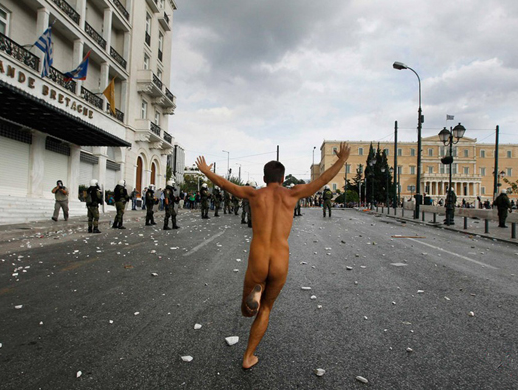 安徽女子酒后脱衣裸奔撕咬民警 裸奔者的心理状态分析