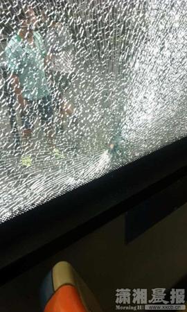 长沙一辆公交车疑遭弹珠袭击 一名乘客受伤
