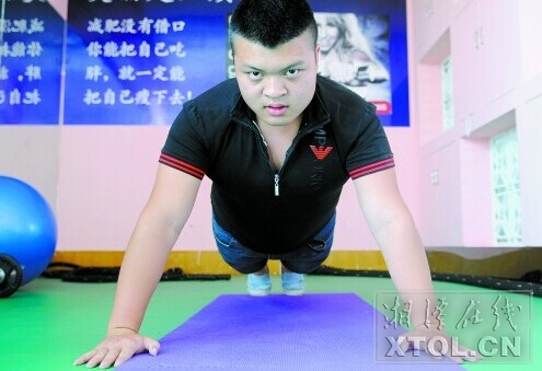 张泽在健身房进行俯身支撑训练（记者 张哲 摄）
