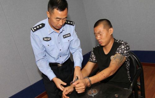 2014年9月13日,一名22岁女孩跑到山东省临沂市兰山公安分局义堂派出所求助,称想要回家。民警将其安置好等待家人期间,发现女孩是个大学生,但眼角青紫红肿,走路一拐一瘸,民警感觉异常。但女孩不愿多谈,经过一天的开导,民警惊讶得知,这个来自东北某高校的大三学生竟然被黑龙江一名男子非法拘禁控制达7个月之久,被沦为性奴,稍不听话便拳脚相加。