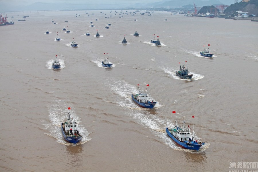 9月16日,浙江台州市海门港口的渔船成群结队驶离渔港出海捕鱼.