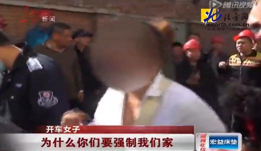 女子抗拆撞飞执法人员 大喊撞死偿命