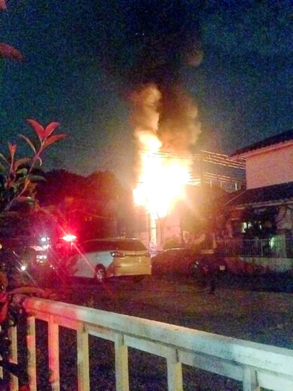 日本东京发生连环失火案新建住宅楼被烧毁(图)