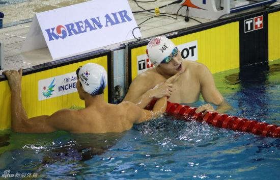 朴泰桓又摸孙杨的下巴