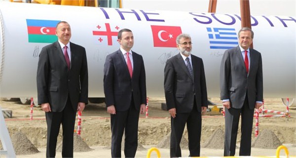 参加开工仪式的有阿塞拜疆和保加利亚的总统,希腊、格鲁吉亚和黑山的总理,土耳其和阿尔巴尼亚的能源部长,以及英国石油公司的执行总裁等。