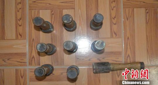 9枚手榴弹　刘菊红　摄