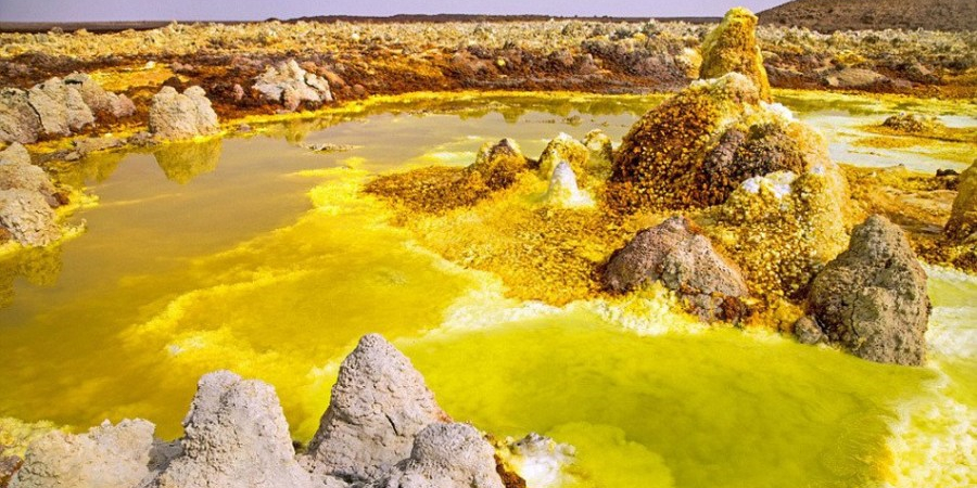 《每日邮报》9月26日刊登了一组金黄色的温泉照片,这座硫磺温泉位于