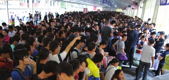 30日长沙西站近5千人滞留 旅客冲进发车区抢座