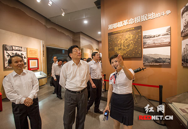 徐守盛（左二）、杜家毫（左三）、李忠杰（左一）等领导同志参观湖南党史陈列馆。