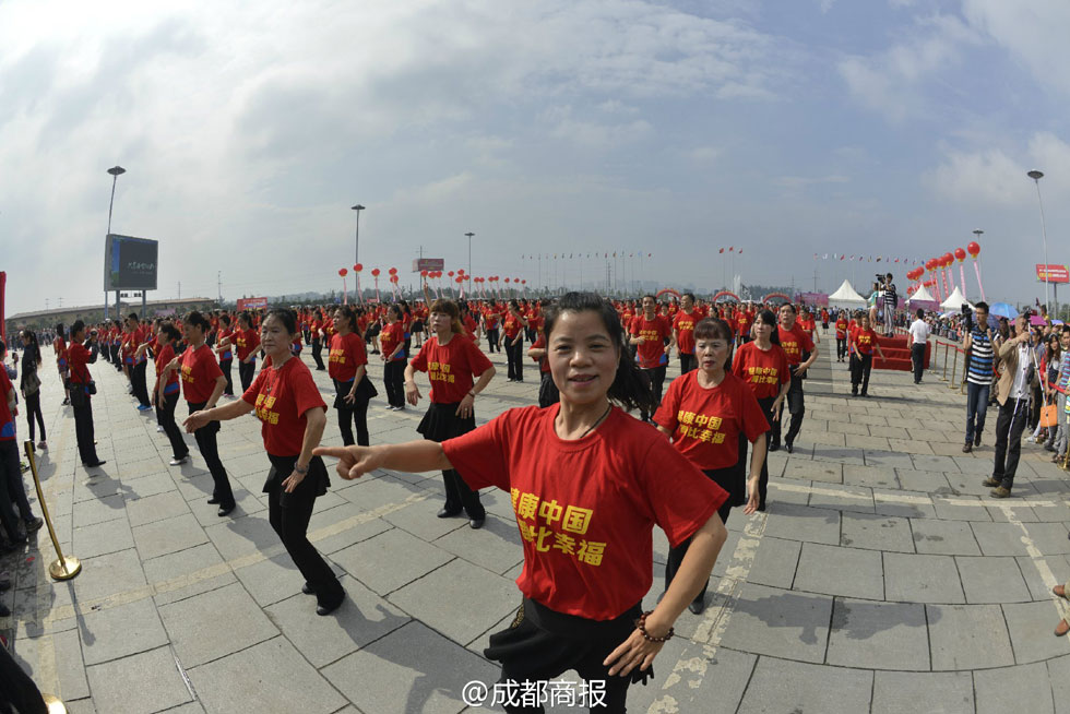成都万人齐跳小苹果广场舞