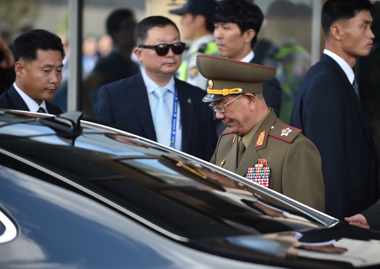 左为朝鲜人民军总政治局局长黄炳誓(图片来源:afp)