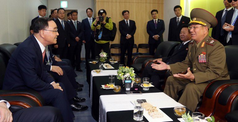 左为朝鲜人民军总政治局局长黄炳誓(图片来源:afp)