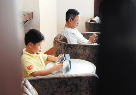 孩子看电视玩手机一定要控制好时间