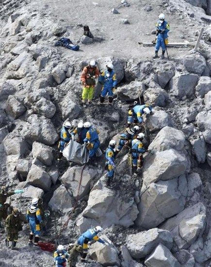 日本火山搜救队新发现多具登山者遗体碎石救人