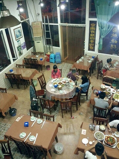 四川美术学院一副教授被指饭馆强吻两女子(图)