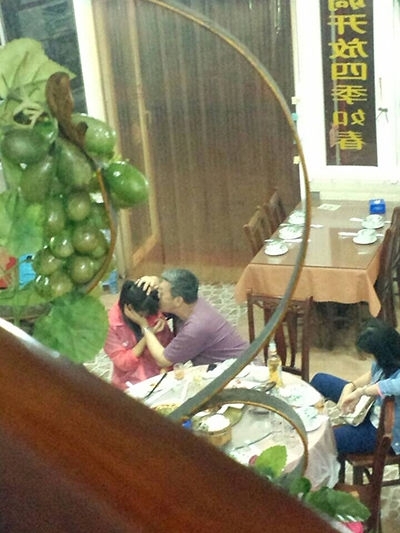 四川美术学院一副教授被指饭馆强吻两女子(图)